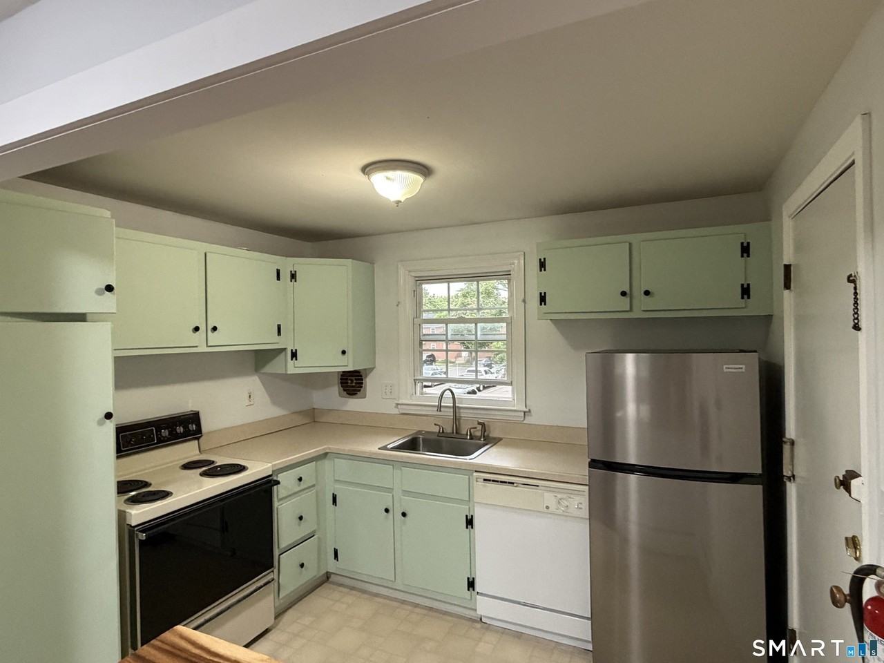 1254 Farmington Ave #C - Photo 5 of 9