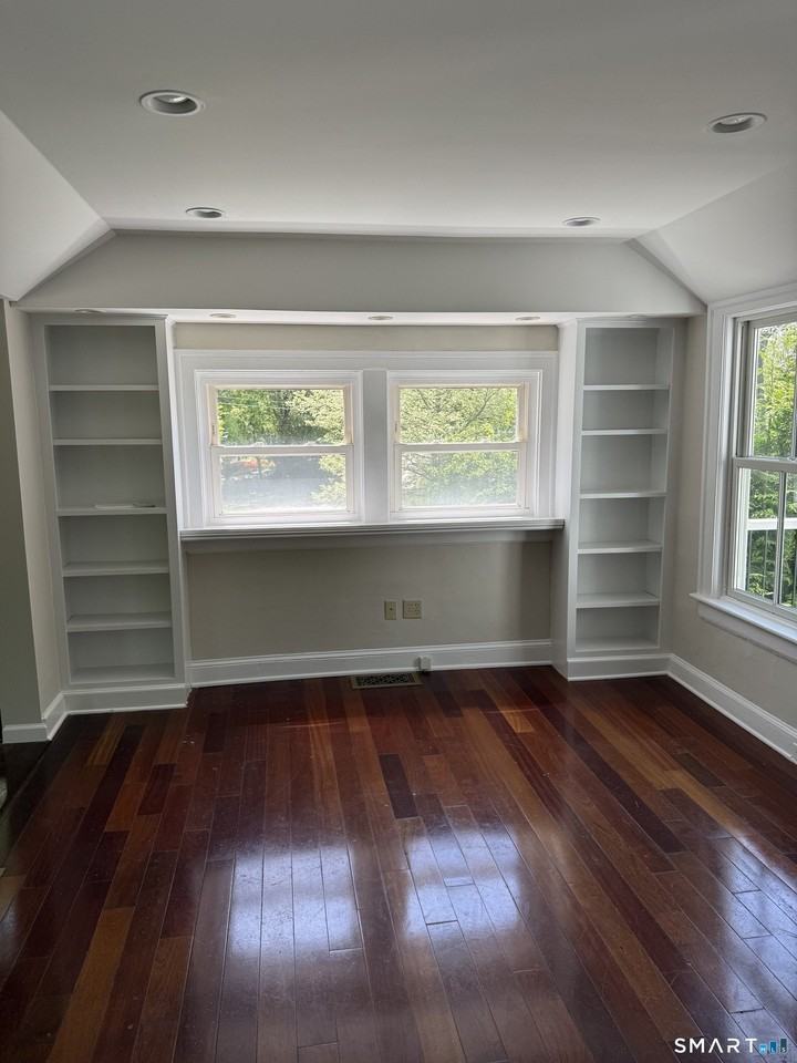 312 Ferry Rd - Photo 4 of 16