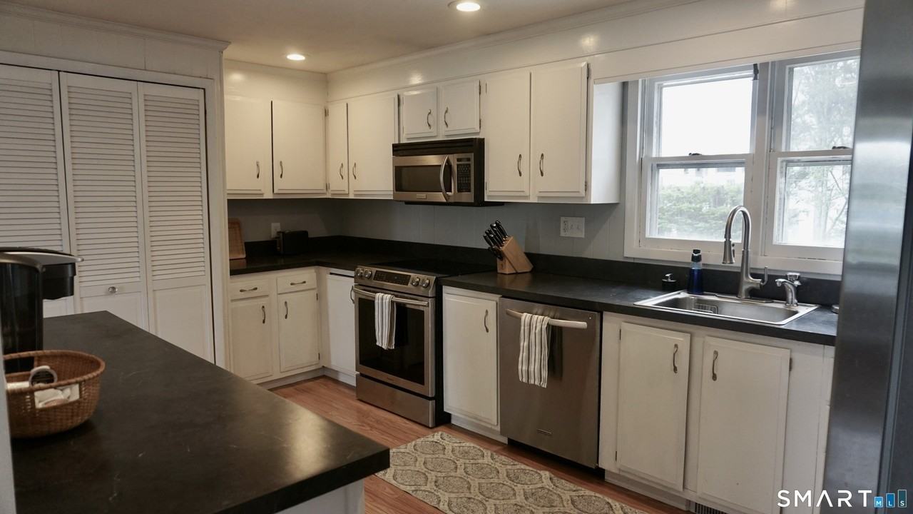 13 Pacific St - Photo 4 of 31