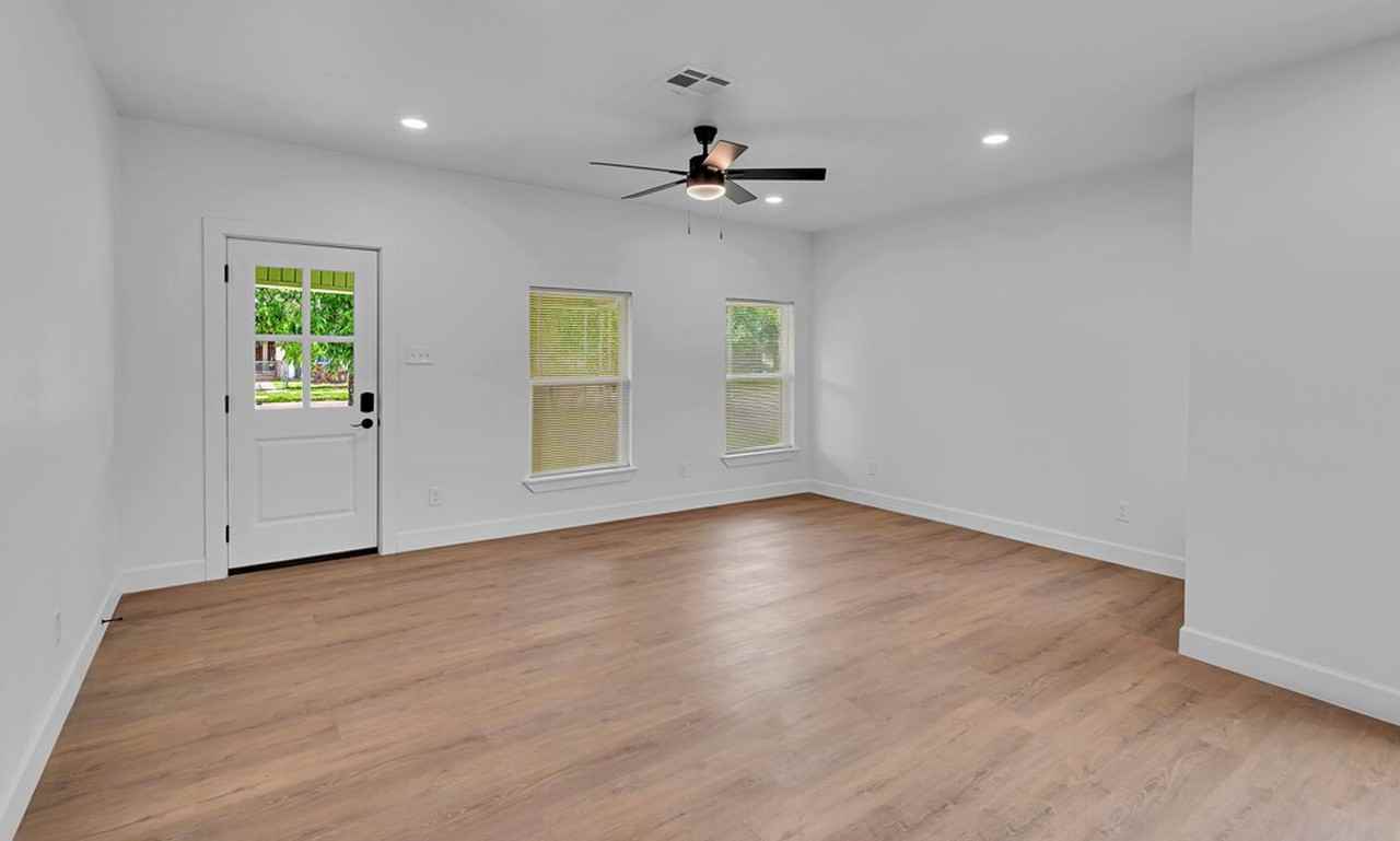 2400 Reuter Ave - Photo 4 of 25