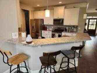 194 Yorkshire Ln - Photo 4 of 20