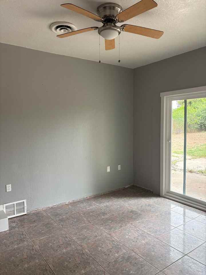 17 Hollis Ln - Photo 3 of 15
