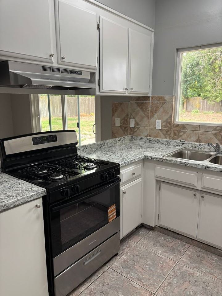 17 Hollis Ln - Photo 4 of 15