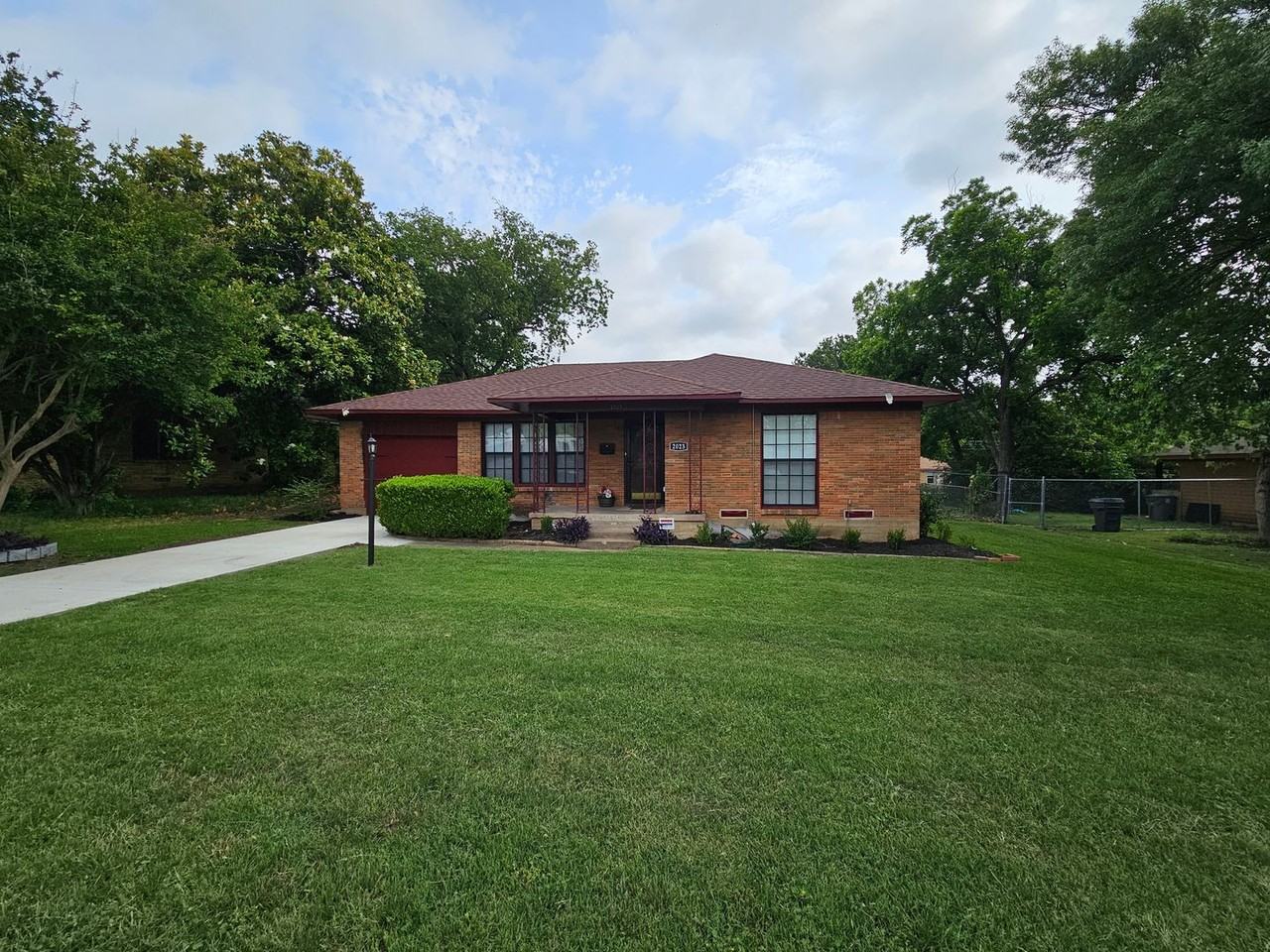 2023 E Illinois Ave