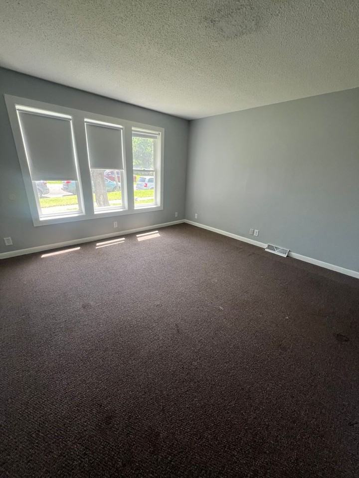 619 W Maple Ave N - Photo 2 of 8
