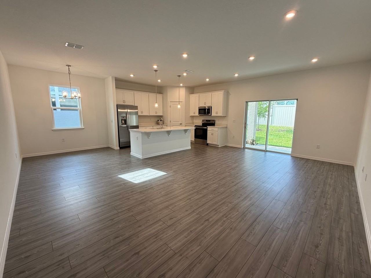 405 Eventide Ave - Photo 4 of 34