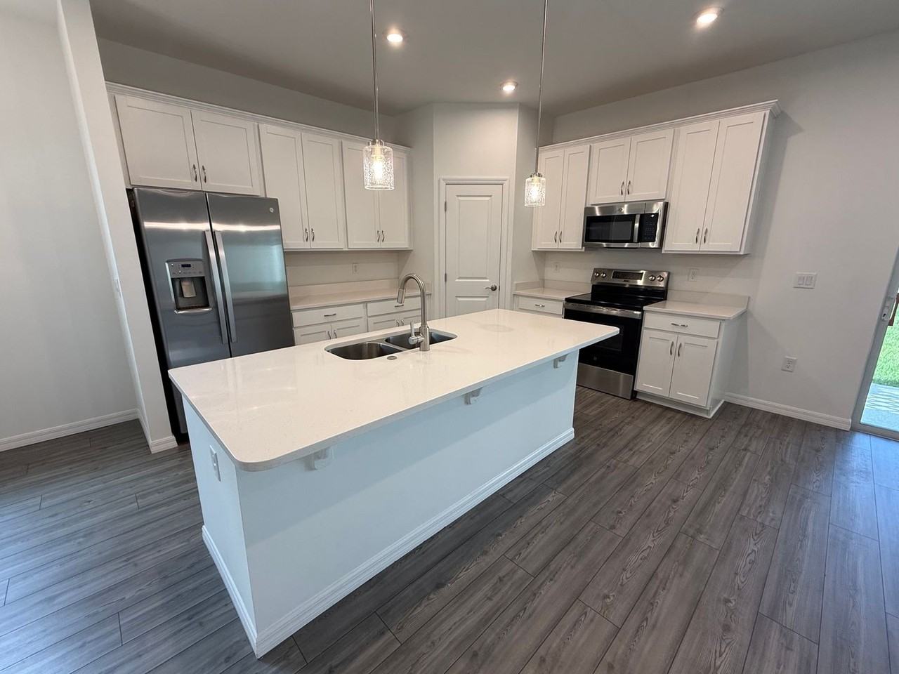 405 Eventide Ave - Photo 5 of 34