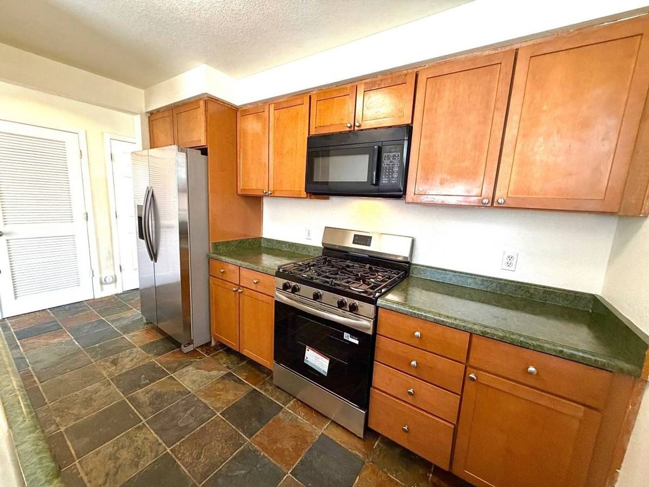 2941 Chavez Ln - Photo 6 of 25