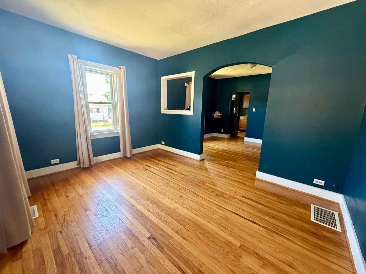 701 W C St - Photo 2 of 14