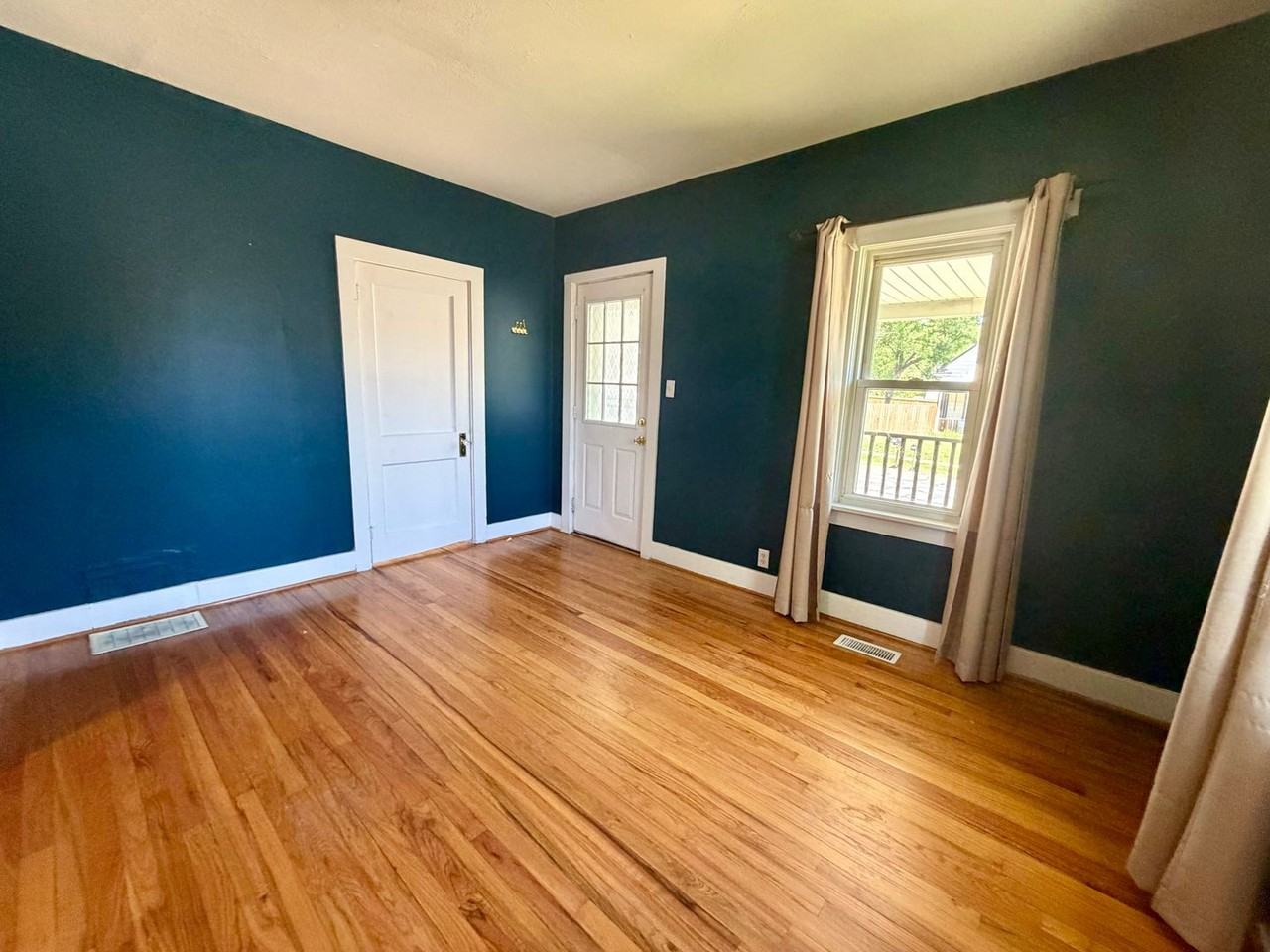 701 W C St - Photo 3 of 14
