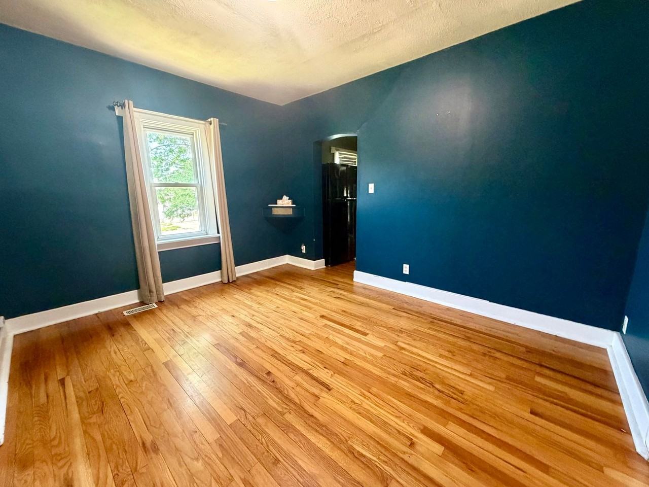 701 W C St - Photo 4 of 14