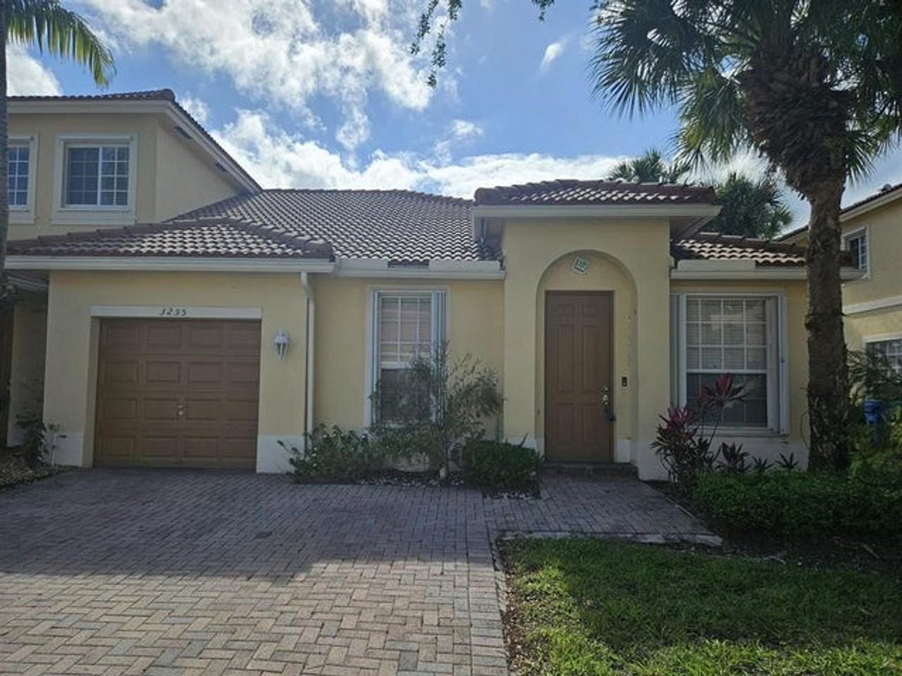 3255 Nw 31st Ter - Photo 4 of 10