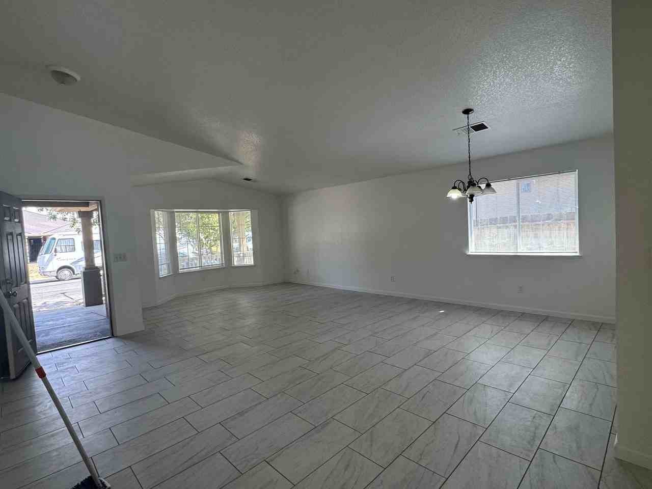 430 Vargus Ct - Photo 4 of 19