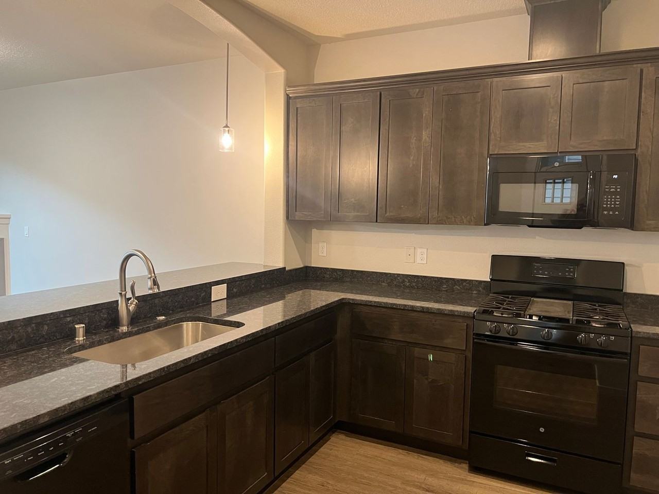 5724 Ne 47th St - Photo 5 of 35