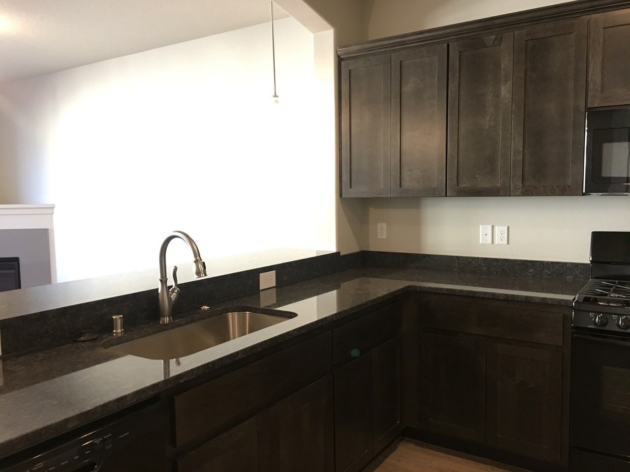 5724 Ne 47th St - Photo 6 of 35
