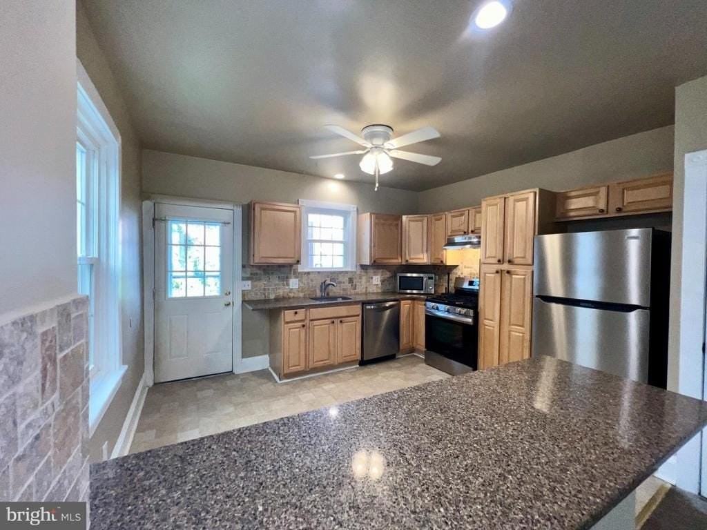 40 Lincoln Ave - Photo 4 of 18