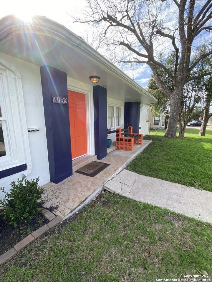 2102 W Mistletoe Ave - Photo 2 of 18