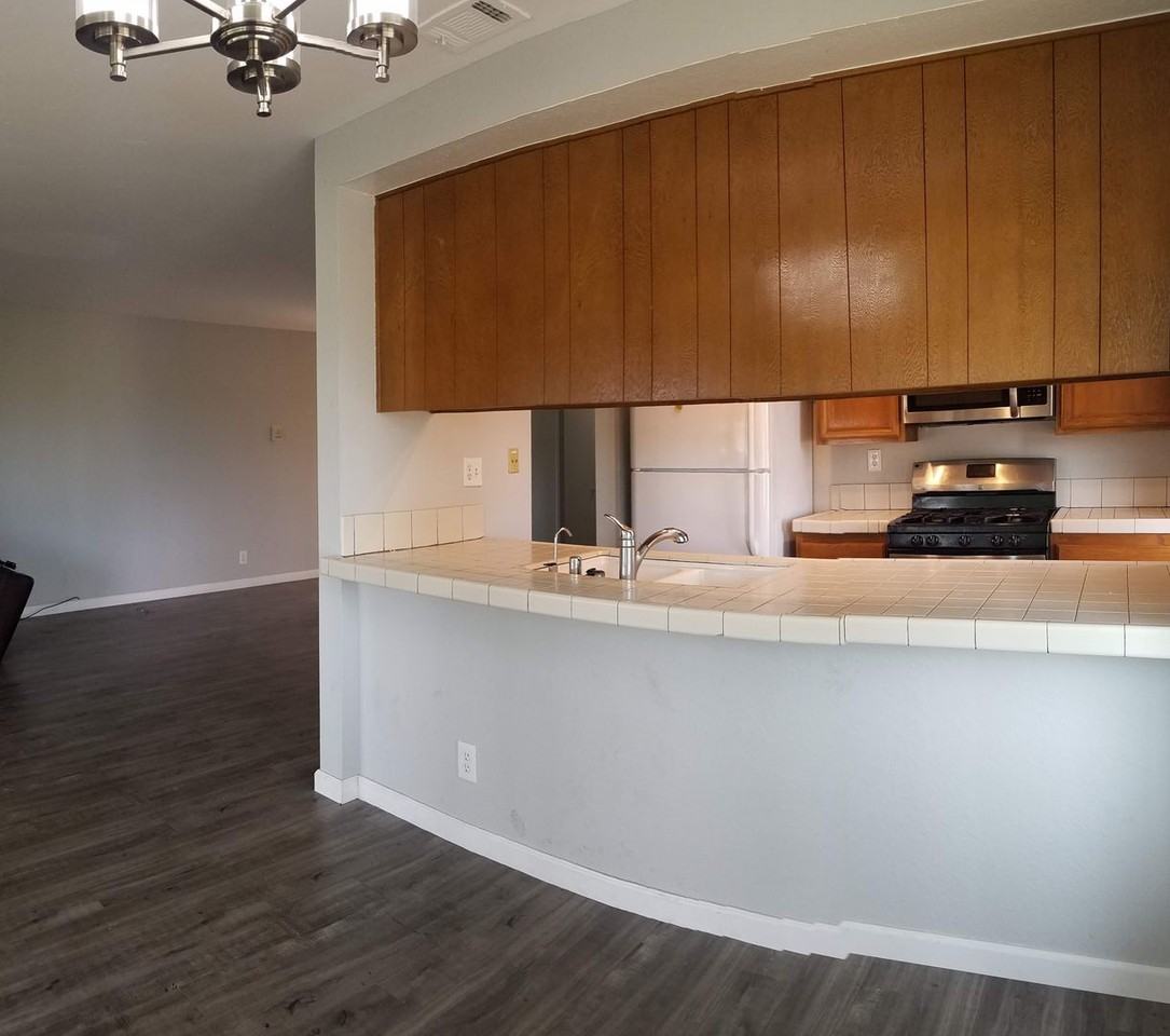 1018 Grape St - Photo 3 of 25