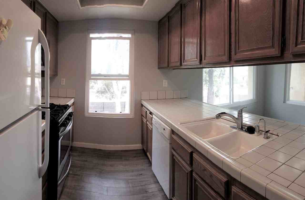 1018 Grape St - Photo 4 of 25