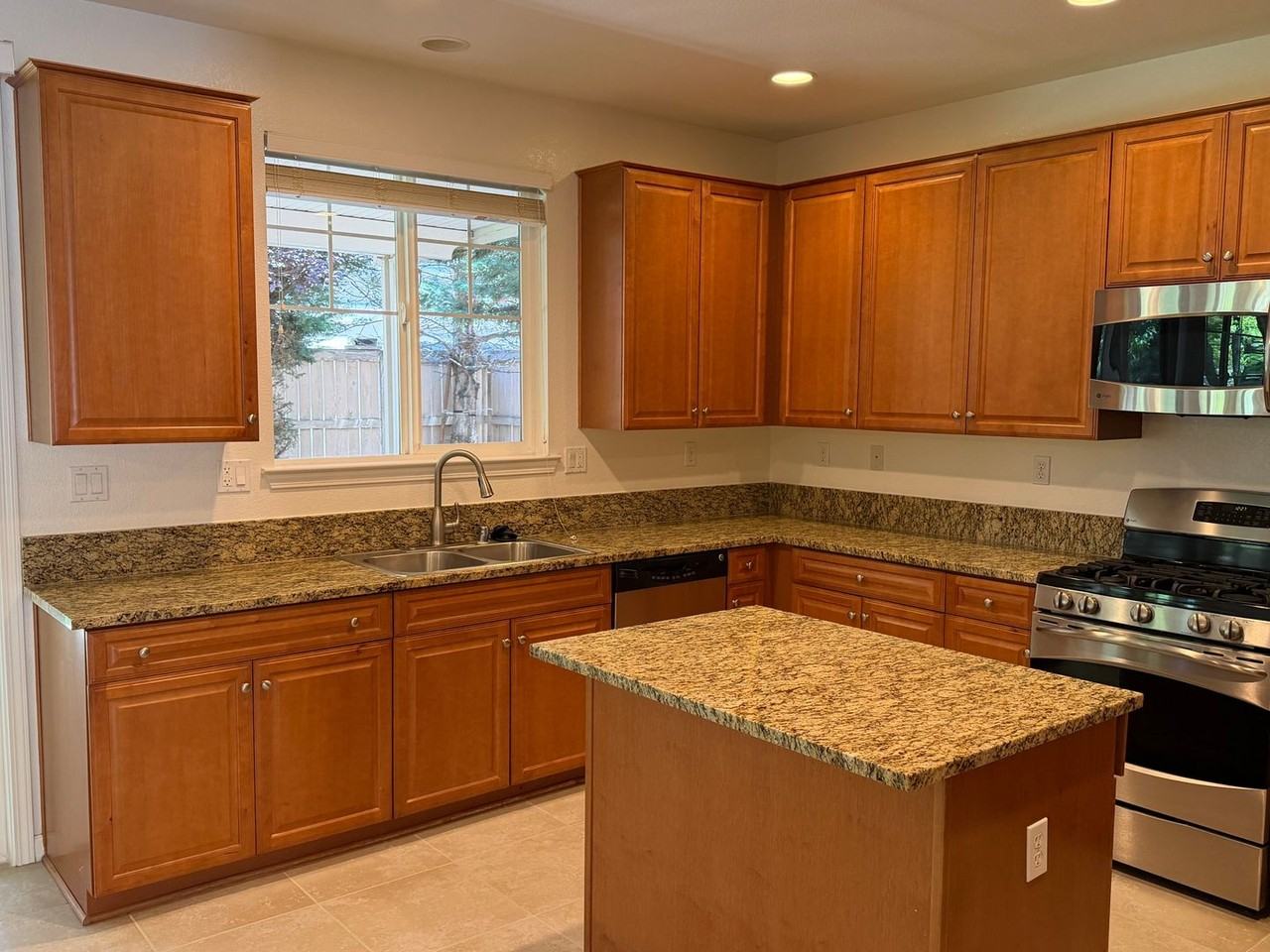 10890 Oakhaven Dr - Photo 3 of 24