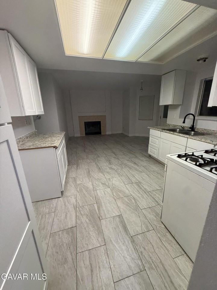 2634 Avoca St - Photo 4 of 14