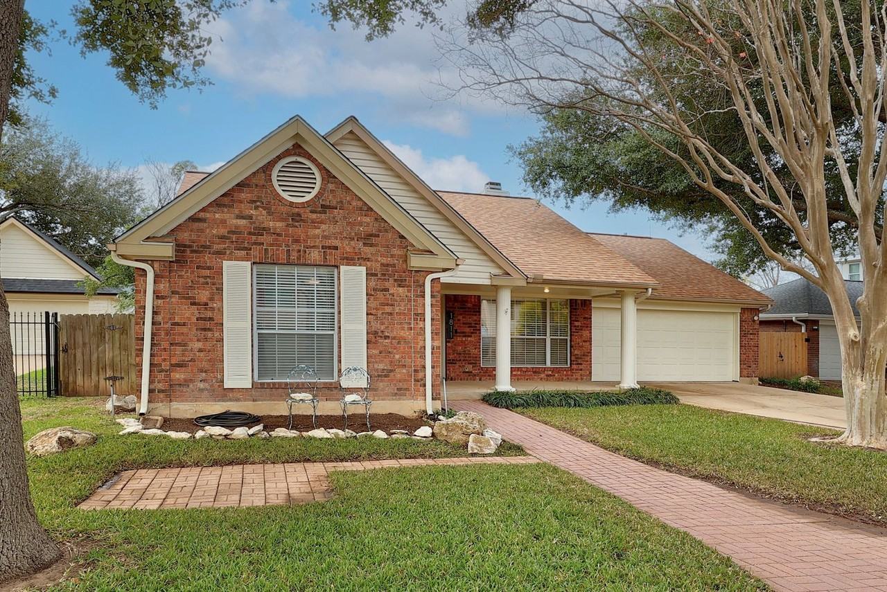 1811 Iris Ln - Photo 3 of 28