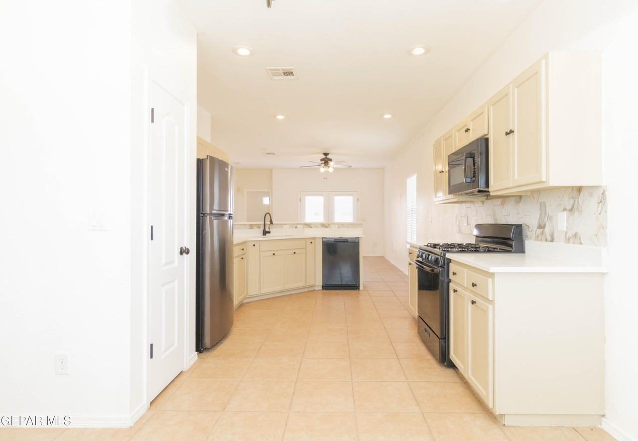 14749 Sand Gate Dr - Photo 2 of 44