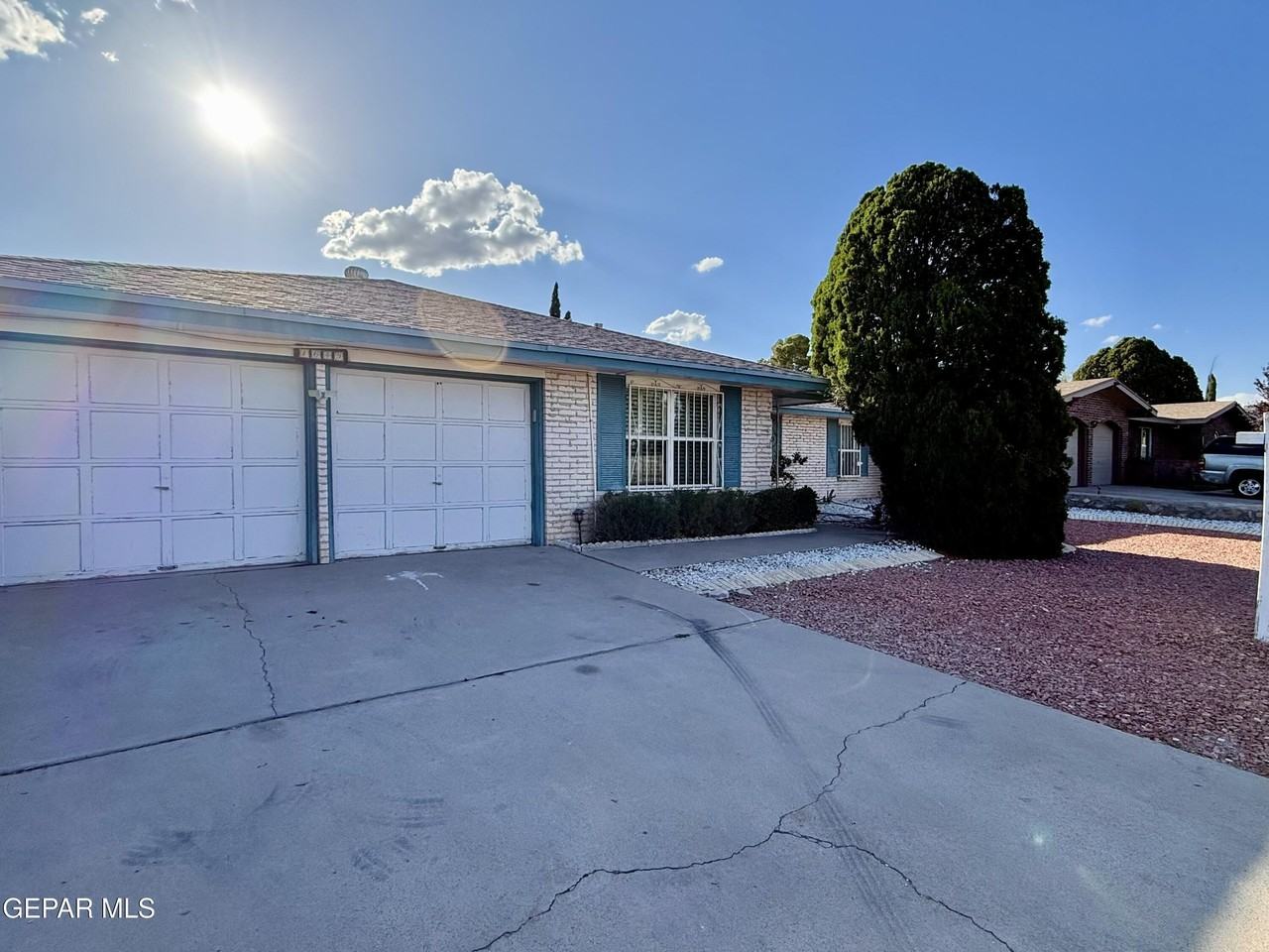1649 Lomaland Dr - Photo 2 of 25