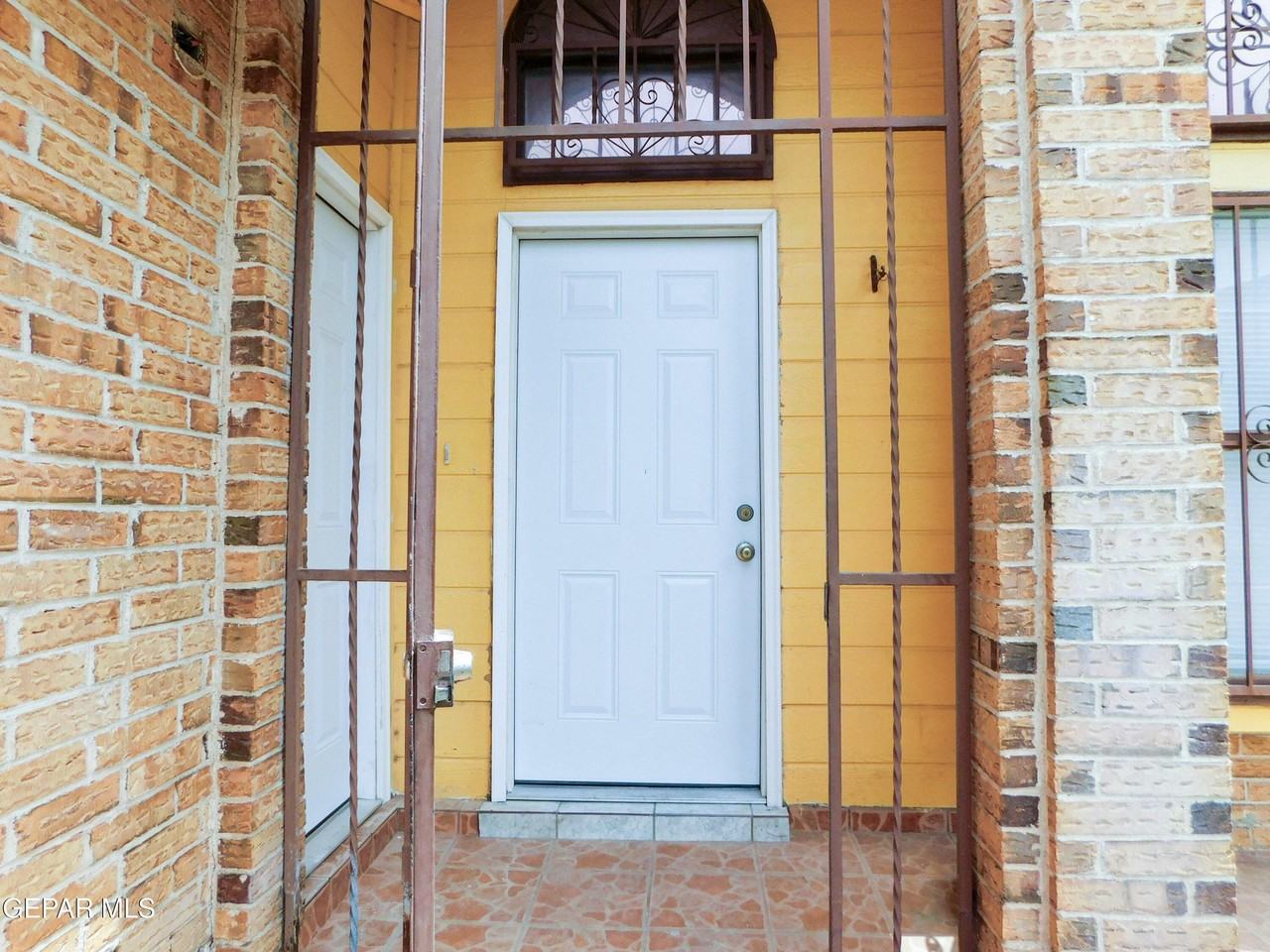 726 Medina St - Photo 4 of 30
