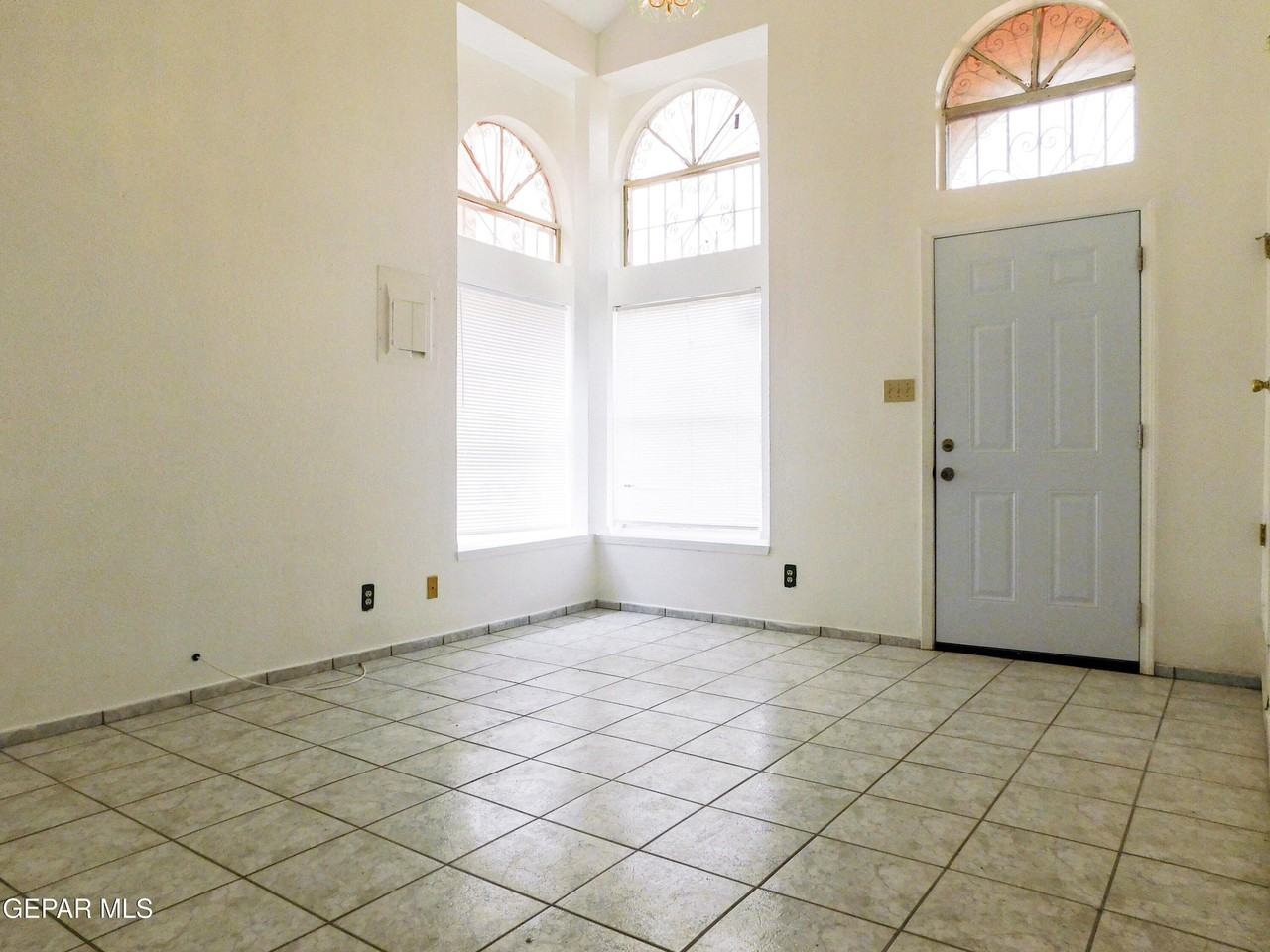 726 Medina St - Photo 6 of 30