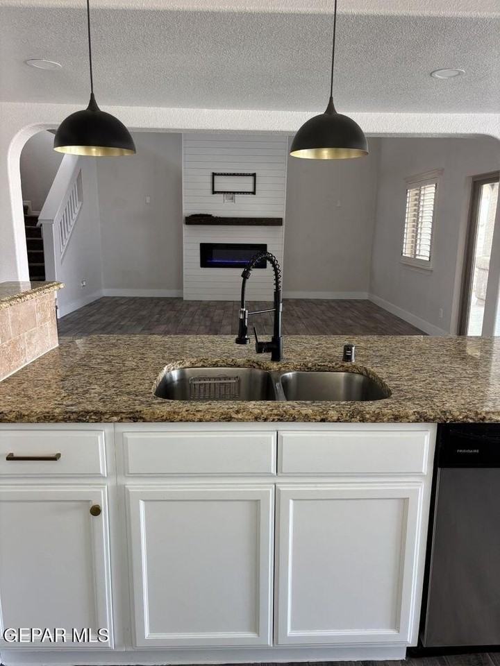 476 Gold Crown Rd - Photo 5 of 19