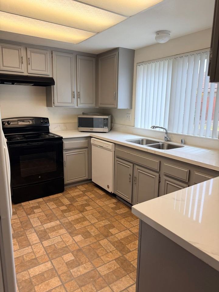 812 Plaza Flora - Photo 3 of 17