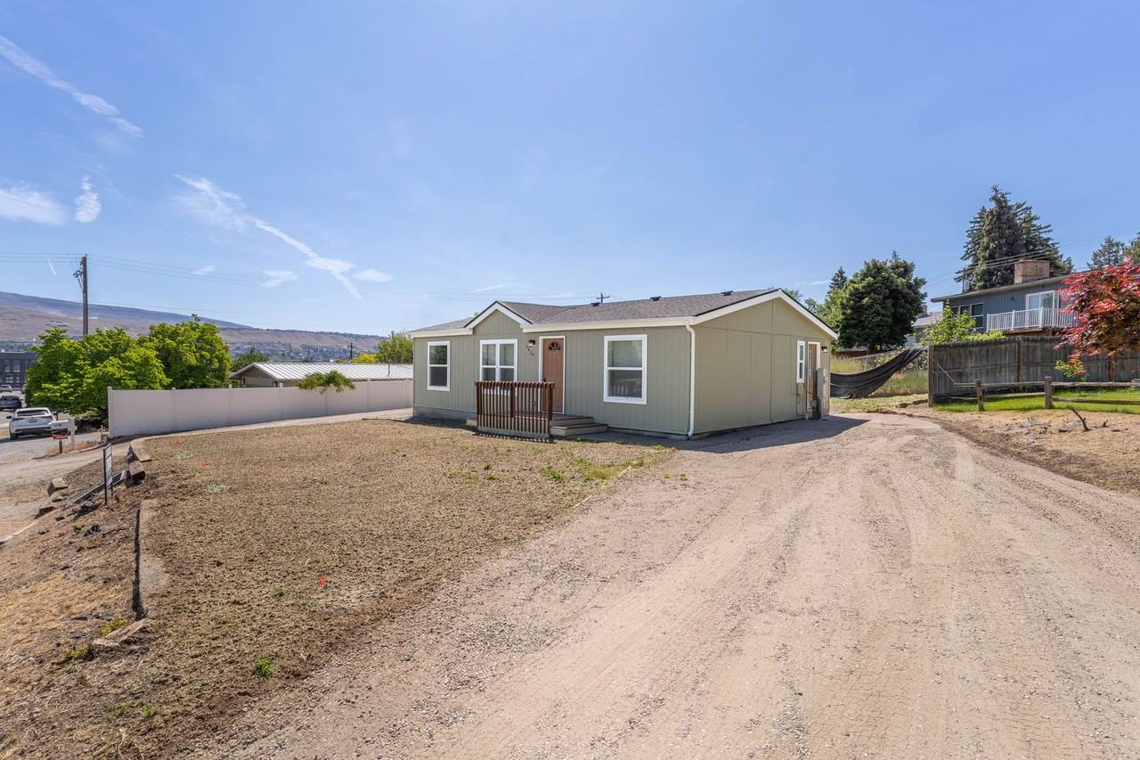 2474 Lemaister Ave - Photo 2 of 20