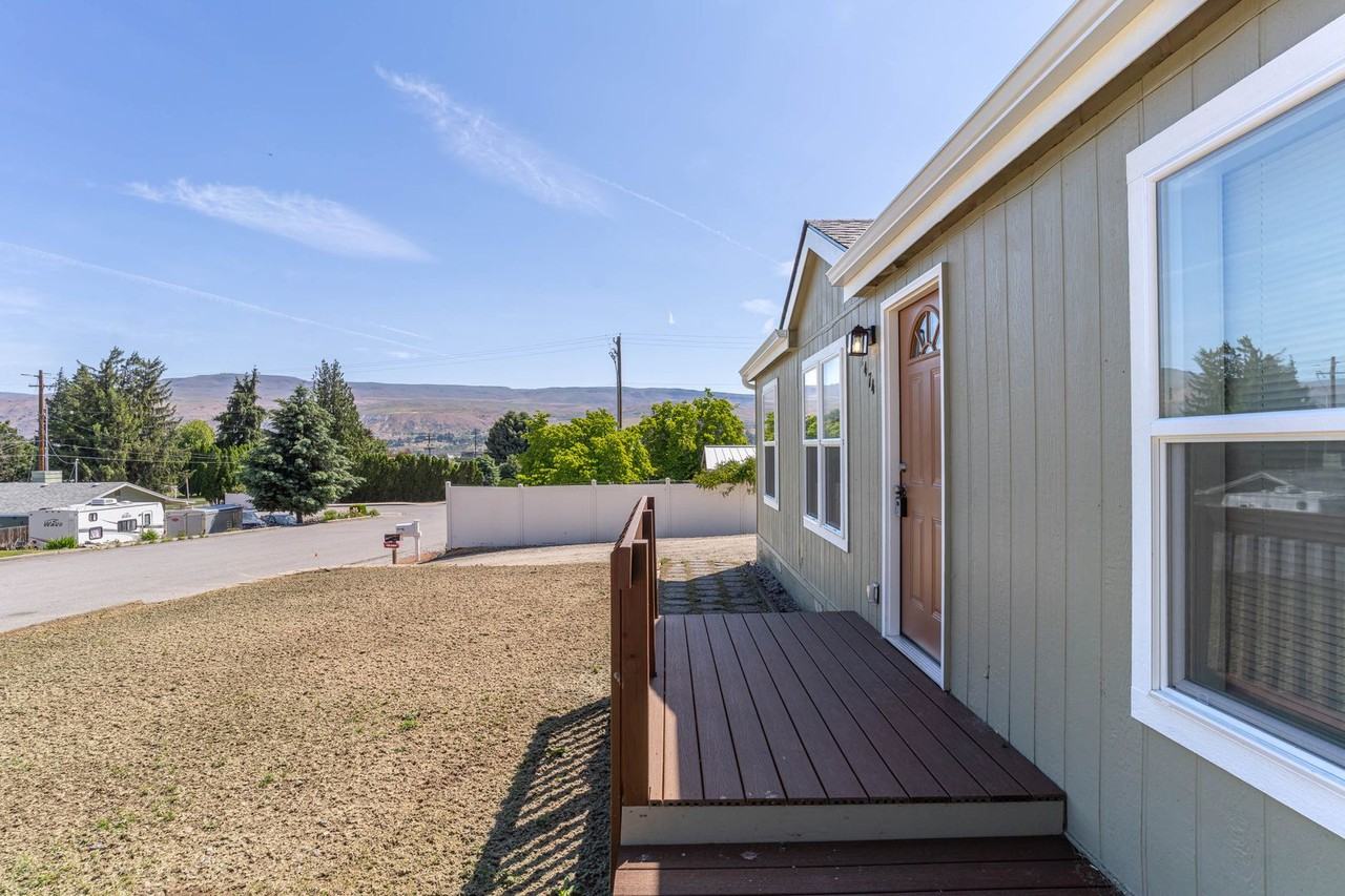2474 Lemaister Ave - Photo 3 of 20