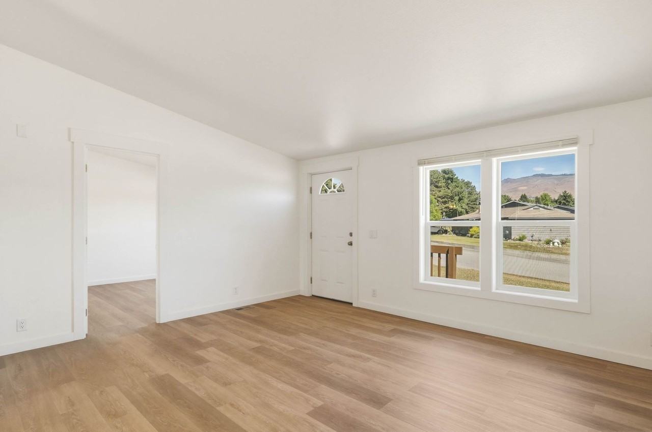 2474 Lemaister Ave - Photo 4 of 20
