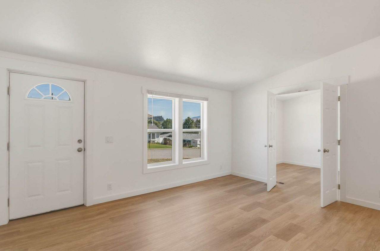 2474 Lemaister Ave - Photo 5 of 20