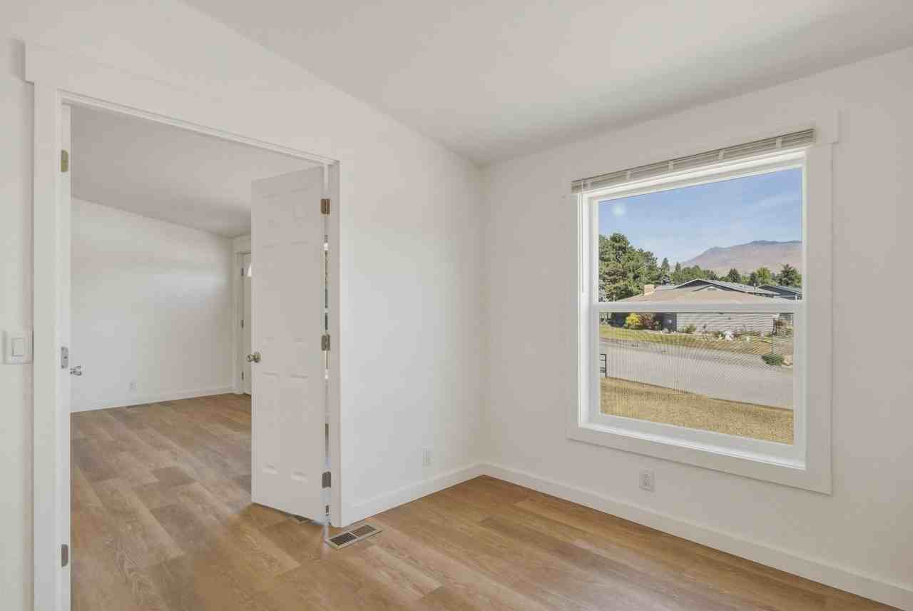 2474 Lemaister Ave - Photo 6 of 20