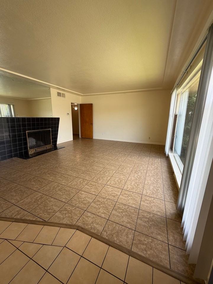 2038 E Ashlan Ave - Photo 4 of 39