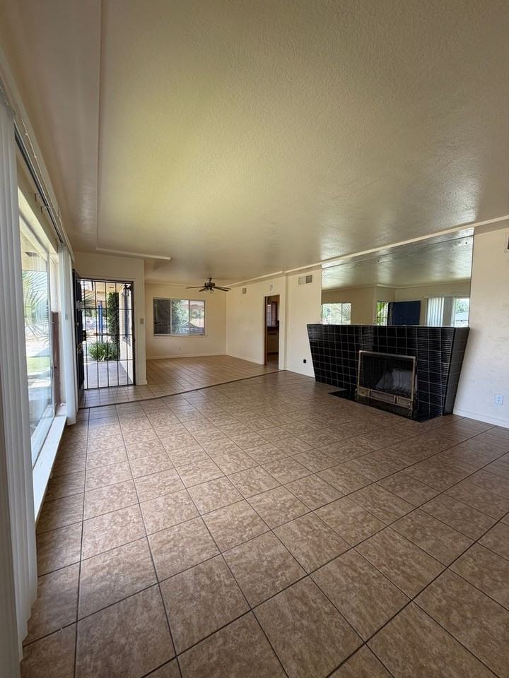 2038 E Ashlan Ave - Photo 5 of 39