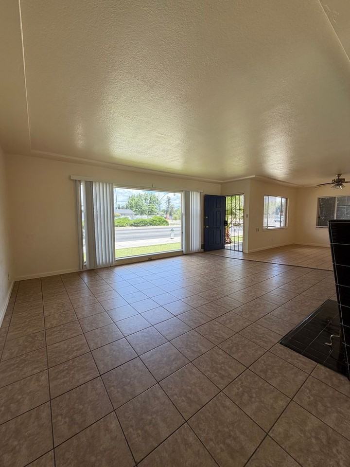 2038 E Ashlan Ave - Photo 6 of 39