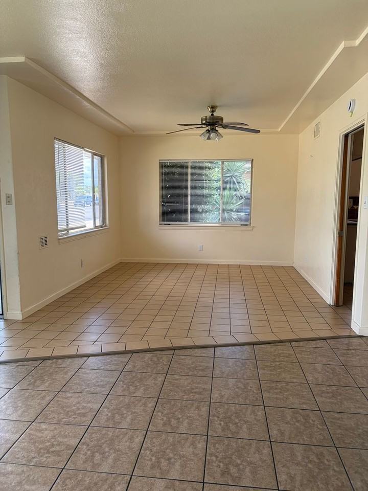 2038 E Ashlan Ave - Photo 7 of 39