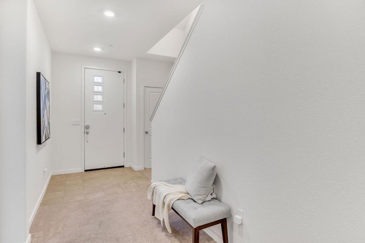 10946 International Dr - Photo 3 of 47