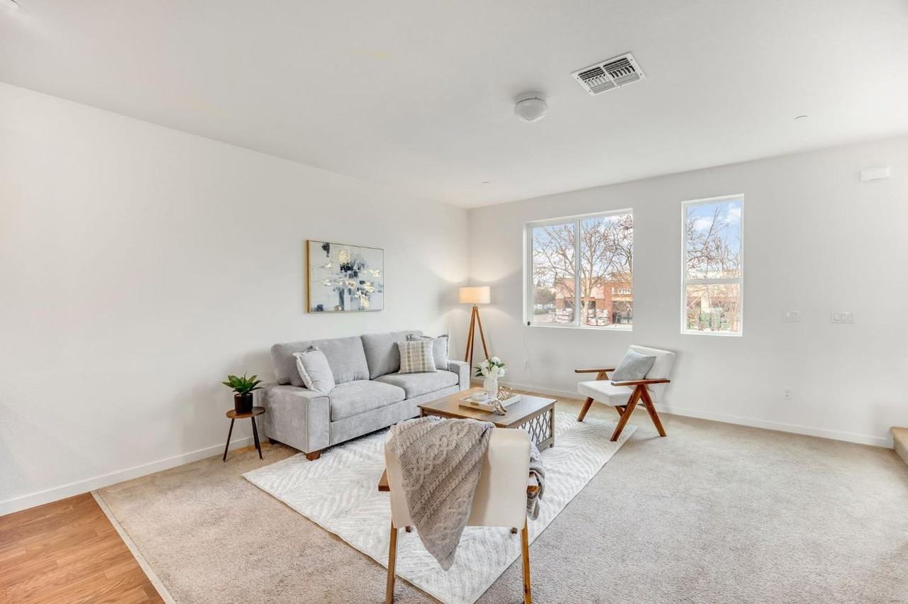 10946 International Dr - Photo 5 of 47
