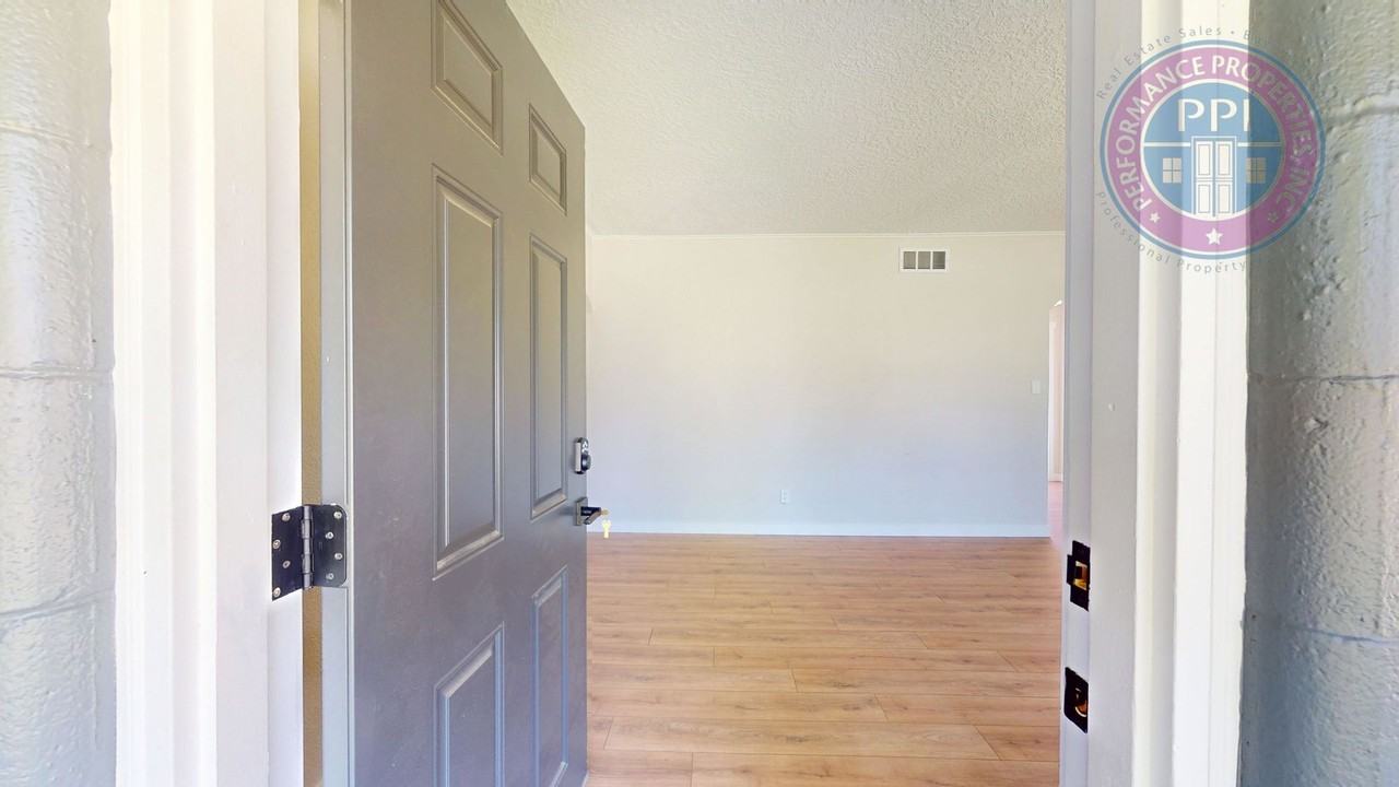 7308 N Jordan Ave - Photo 2 of 34