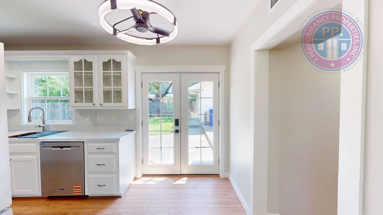 7308 N Jordan Ave - Photo 6 of 34