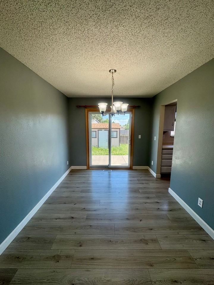 1125 Lindstrom Dr - Photo 5 of 36