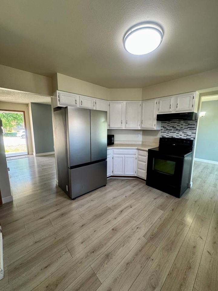 1125 Lindstrom Dr - Photo 7 of 36