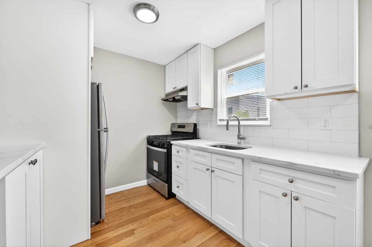42 Lineau Pl #6A - Photo 3 of 23