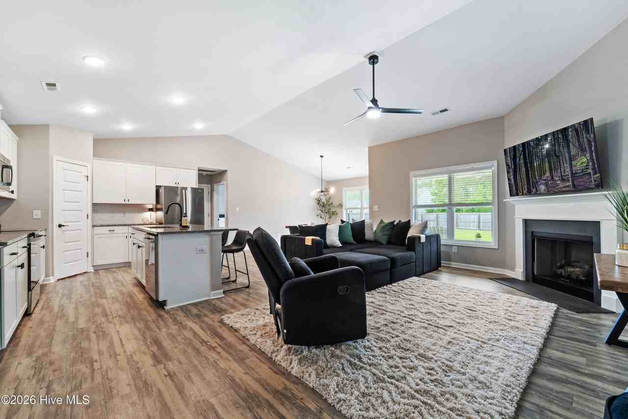 242 Legacy Ln - Photo 7 of 33