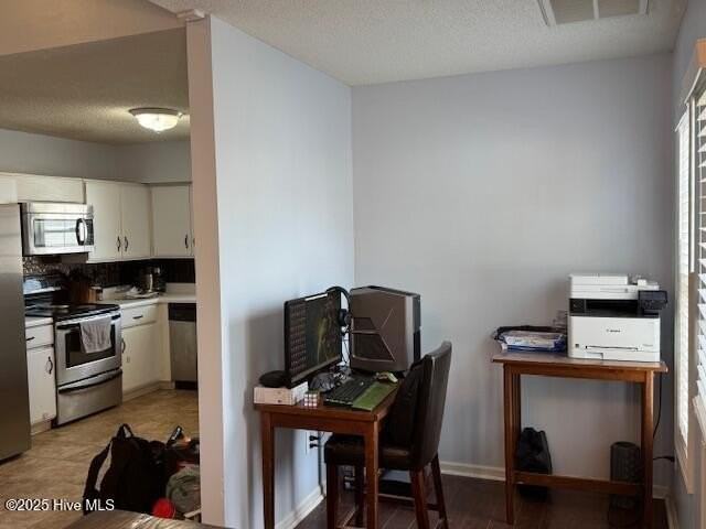 224 Hemlock Dr - Photo 4 of 16
